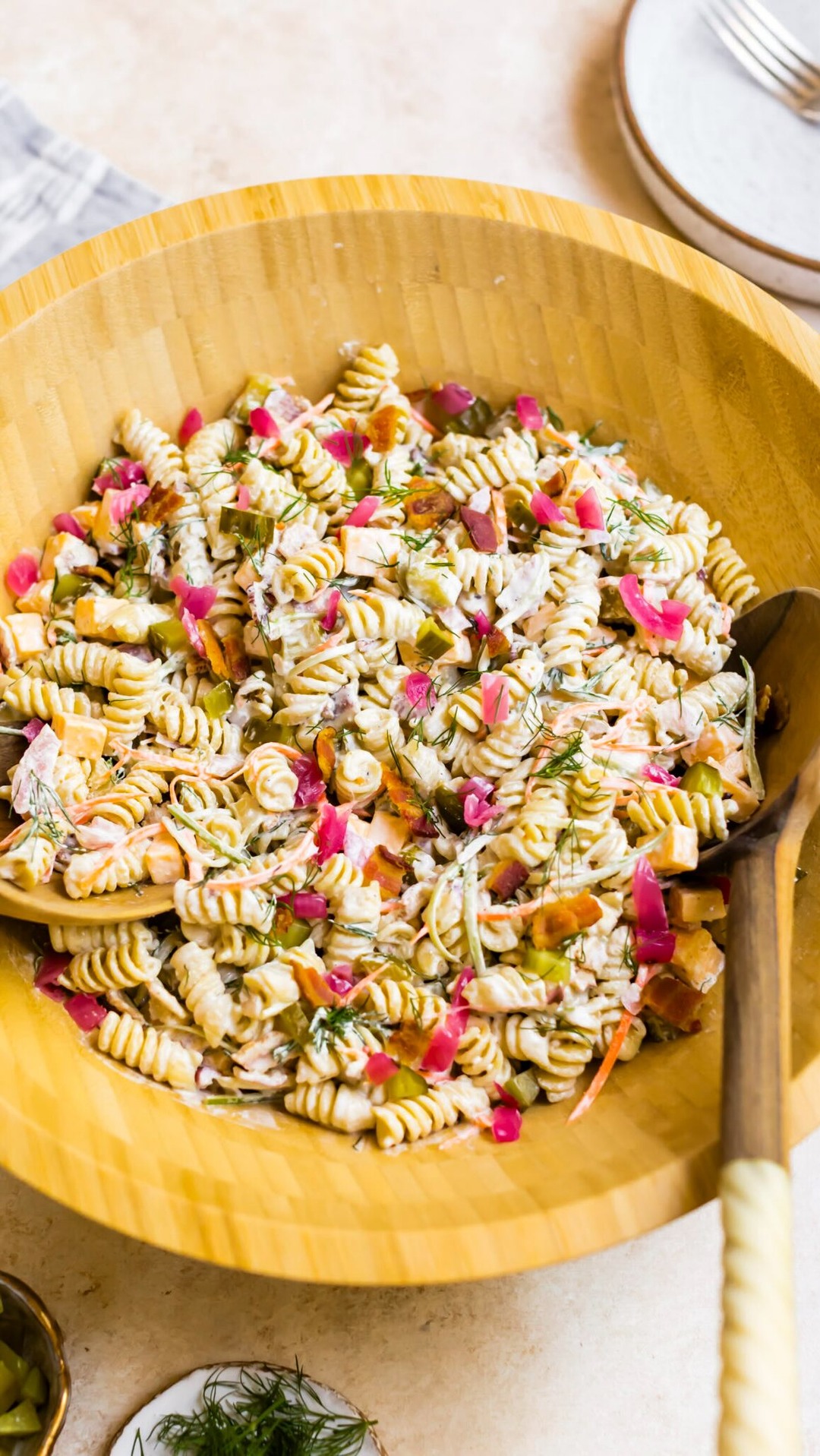 DILL PICKLE PASTA SALAD!!!!🤭🥒👌🏻you know i love a good pasta salad and we are entering peak season for summer entertaining and this recipe is a must try. i used @eatbanza NEW Protein Pasta made from wheat and chickpeas (f