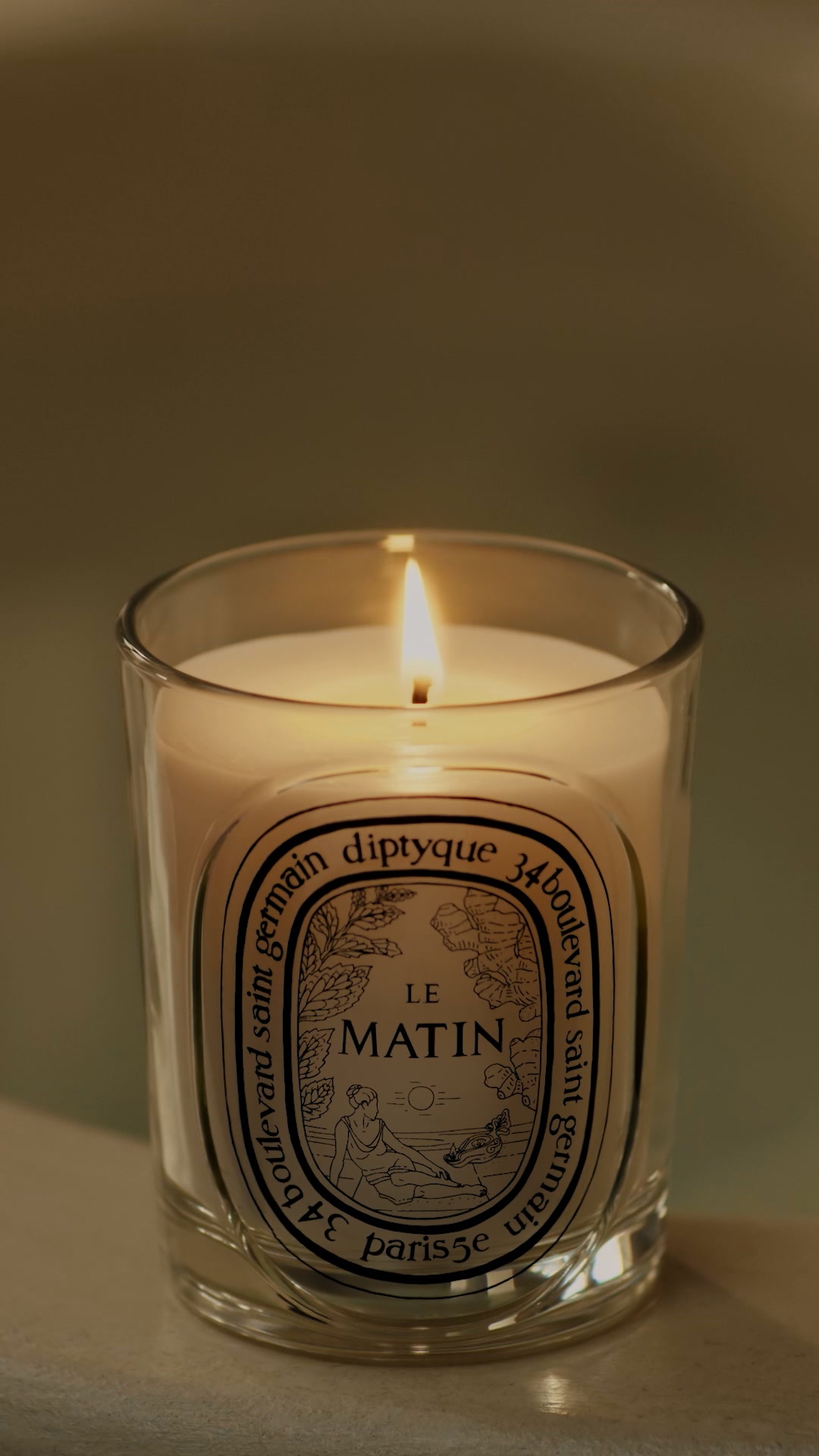 Éveillez vos sens avec des soins parfumés inspirés du bain antique. Pour accompagner en douceur les premiers instants du jour.