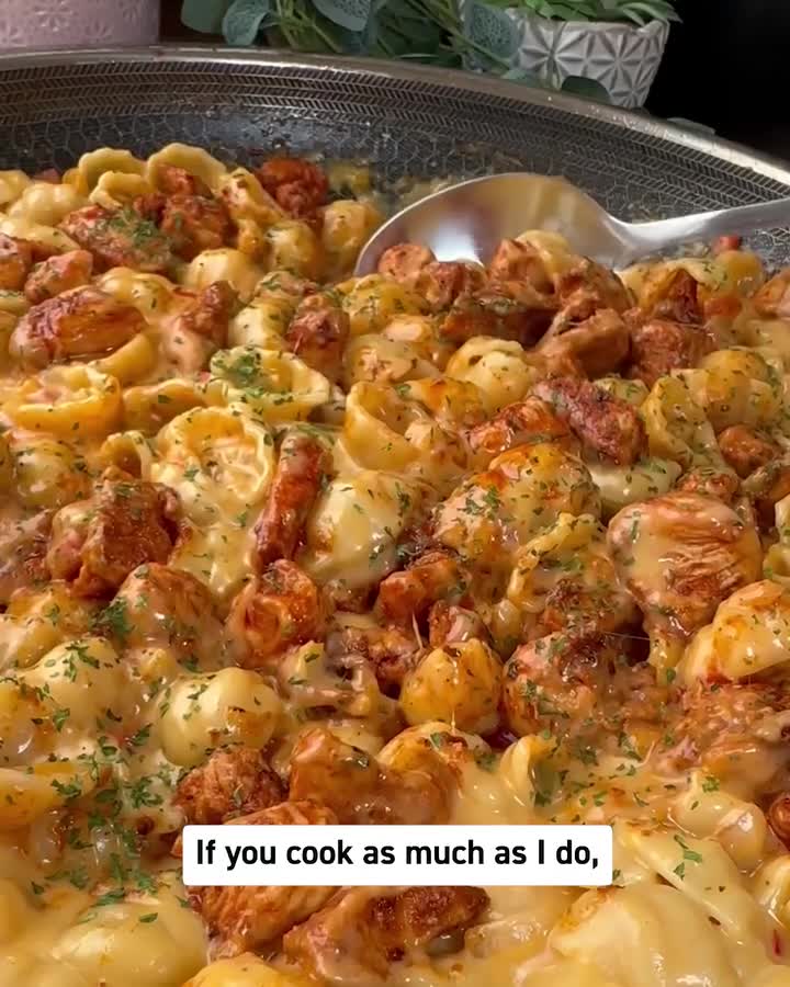 These pots and pans truly sell themself!" 

- Cynthia 

There's a reason why over 900,000 home cooks trust HexClad hybrid cookware. 

Its patented hybrid technology combines the ease of nonstick, the searing power of sta