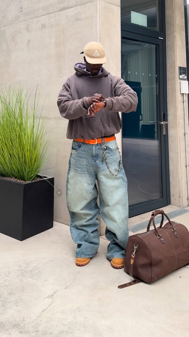 One pants 3 Outfits, i can‘t lie its Sweet 💫😌🤙🏾
@boohoomanofficial 
@oill.ox 
•
•
•
•
Follow @a.ldwaynee for more 🫵🏾
#streetwear #streetstyle #ootd #boohooman #outfitinspiration