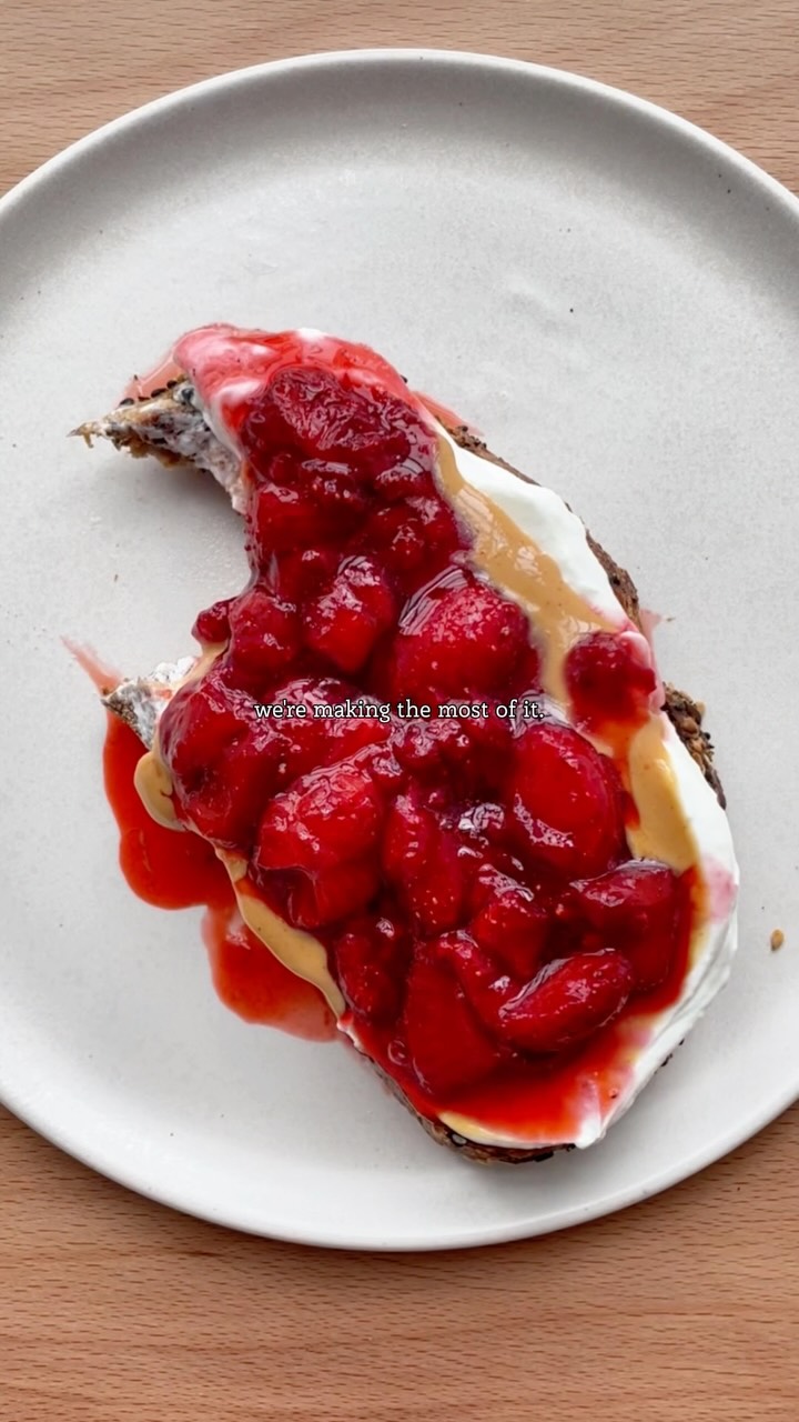 The sun is shining & it’s almost (almost) the weekend. 

Bringing back on of our favorite toast toppings for you this sunny Friday. Creamy, sweet, slightly tangy, and way better than your usual spread.

Ingredients
Handf