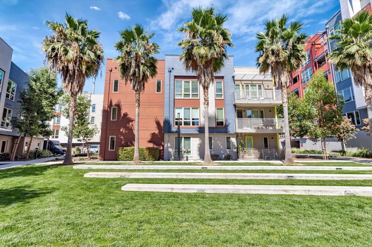 {{home_listing.city}}, {{home_listing.region}}📍