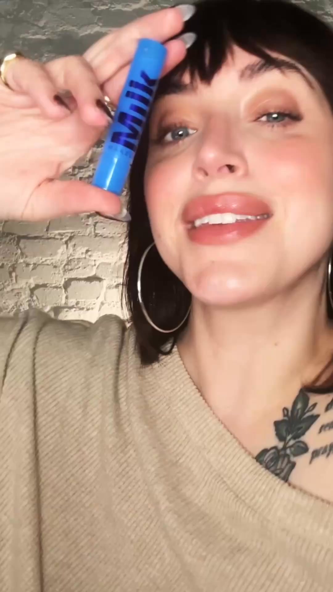 Une peau parfaite en un seul geste. Couvrance jusqu'à 12 heures. Essayez Hydro Grip Gel Concealer.