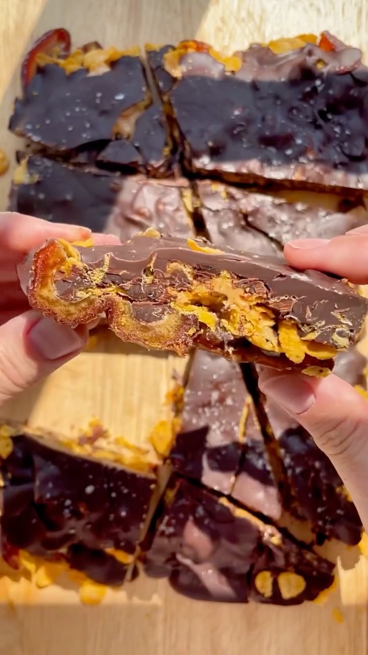 CRANK THE SOUND UP.

If you thought the viral date bark trend had reached it’s peak, you’d obviously forgotten squirrels are natural born climbers. Introducing the next level: Crunchy PB Cornflake Date Bark or ‘OMG YUM’ 