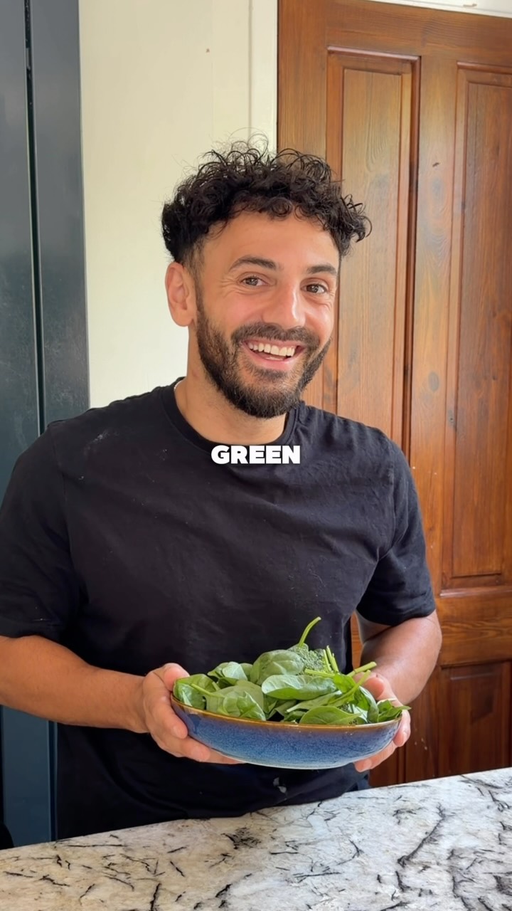 Ad| Kale, spinach, broccoli - my kids won’t touch any of it. So I’ve stopped begging and started blending 🕺 

One scoop of @hiyahealth Daily Greens into milk, smoothie for mum, ice lollies for the kids. They think I’m gi