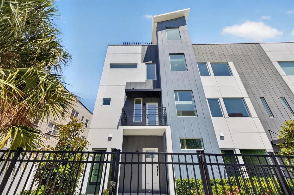 {{home_listing.city}}, {{home_listing.region}}📍