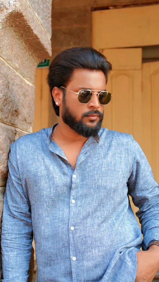 Not every festive outfit needs heavy embroidery.
Sometimes clean, minimal linen does the job better. ✨
.
.
.
.#menswardrobeessentials #snitchsquad #Snitch #Mensfashion