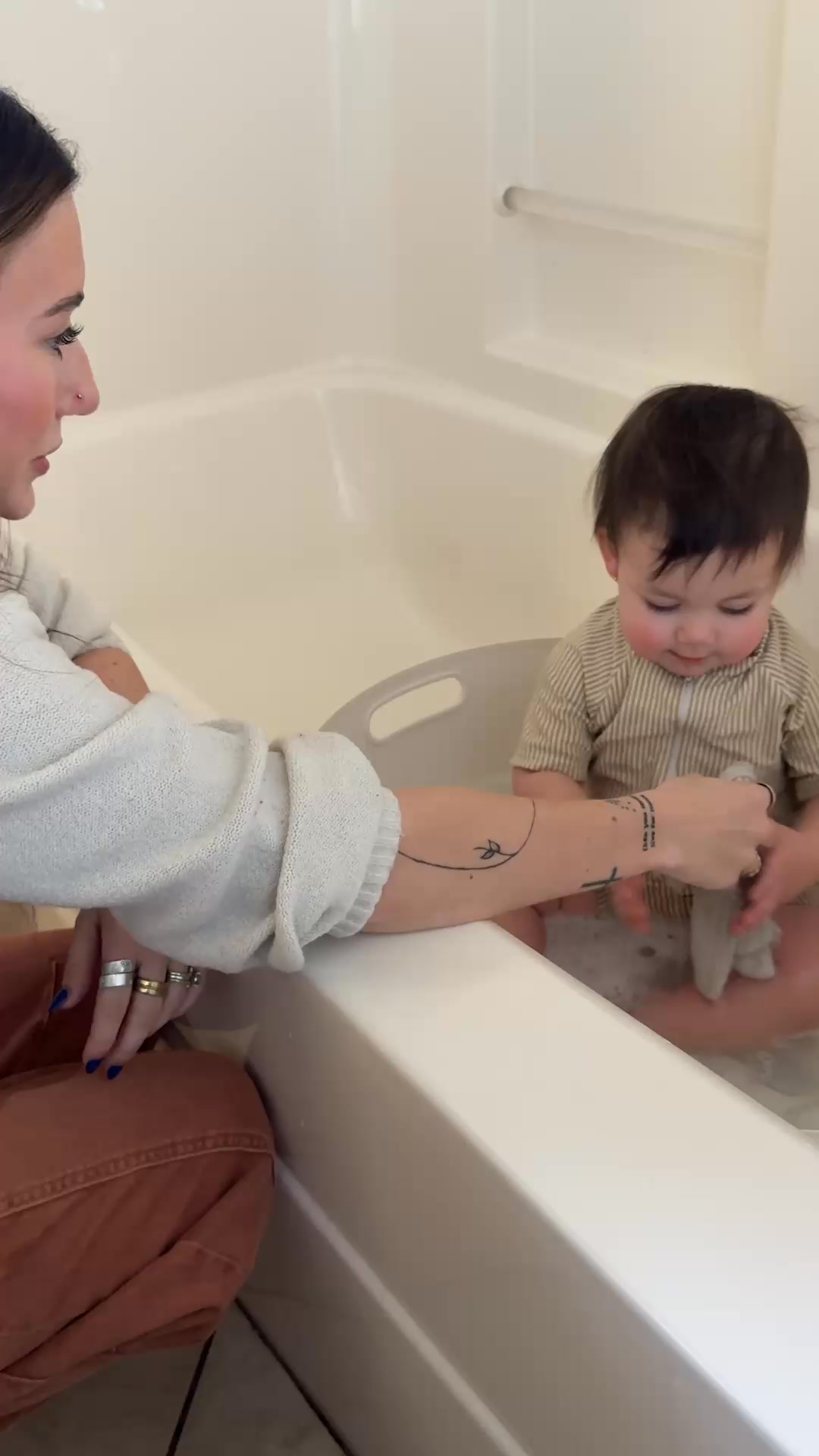 Remember those first slippery newborn baths? 😬 Me too. Now bath time is calm, safe, and even fun thanks to Lalo’s Bathtime Starter Kit 🛁💛

🍼 Newborn → Toddler: one tub that grows with your baby
💦 Soft-back support + remo