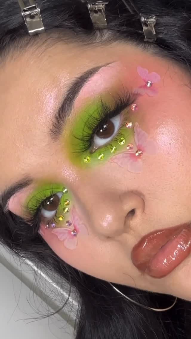 Festival Makeup using @aboutfacebeauty shades On Pointe, Vertigo Flowers, La Zona Rosa and Cloned ✨Available at @ultabeauty 💗

#makeup #makeuptutorial #festivalmakeup #ultabeauty #aboutface #makeupartist