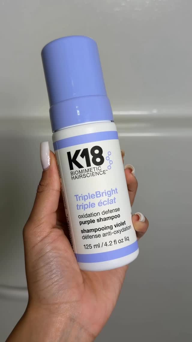How I keep my curls bright and healthy using @k18hair new TripleBright purple shampoo! Fresh salon blonde with every use @sephora 
#k18partner #k18results #k18hair #curlyhair
