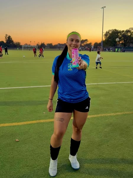 Algodón de azúcar y fútbol? Sí, por favor! 🍭⚽ 

@alaninutrition this flavor is 🔥💯 — perfect for the summer 💖🍬

#alaninutrition #energy #futbol #mamalatina 
#soccer #soccerlife #futbolfemenino
#soccerplayer #soccergirl #f