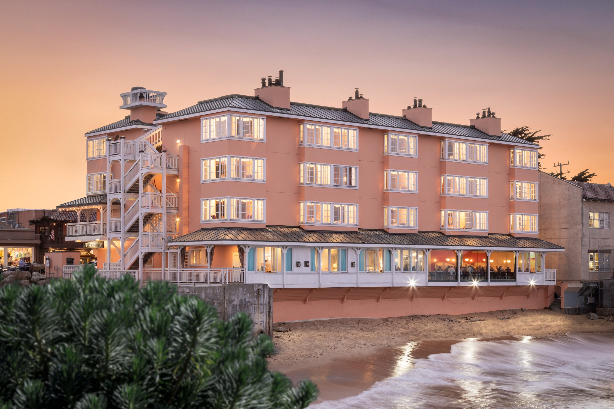 Wake up to a complimentary silver tray breakfast and enjoy stunning views of Monterey Bay or legendary Cannery Row!
Relax in our newly designed rooms, featuring the latest amenities and a touch of luxury. Wind down with 