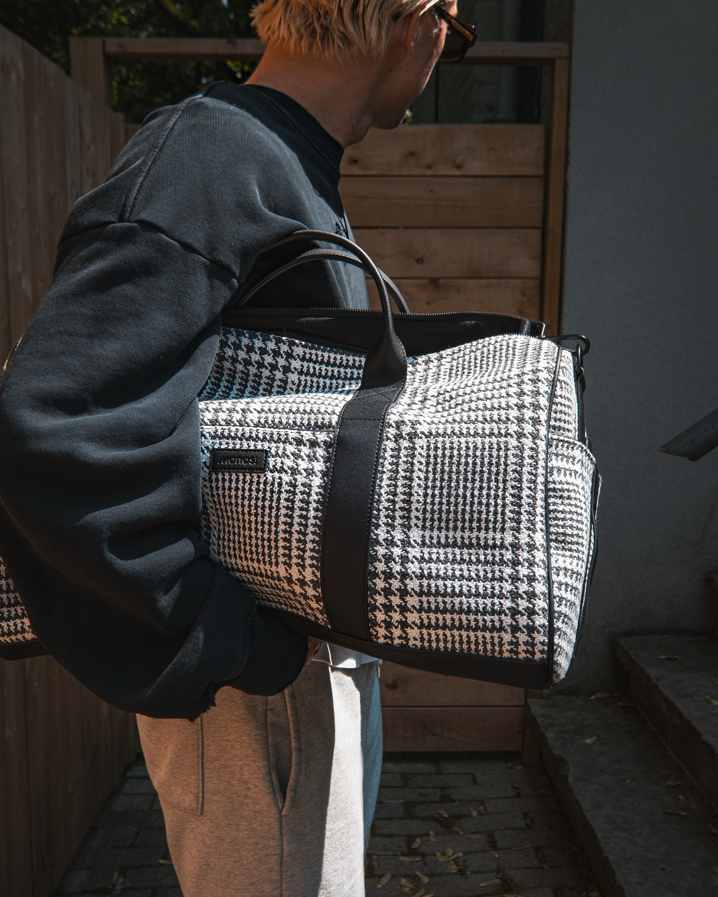 Waiting for the uber 🚕 

Monos Houndstooth ◼️◻️ New summer carry-all @monostravel