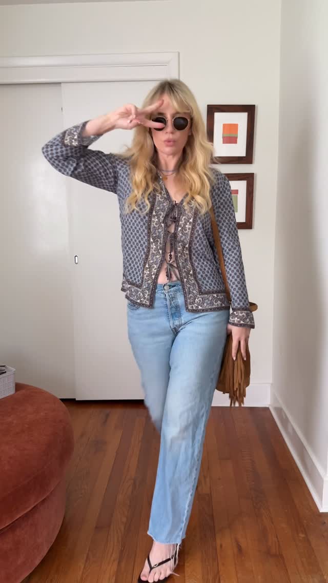 @veronicabeard Eva Tie-Front top from @renttherunway making me feel a lil woodstocky. Peace babez ✌️☮️

#RTRPartner #RTRMuse

#getdressedwithme #gdwm #grwm