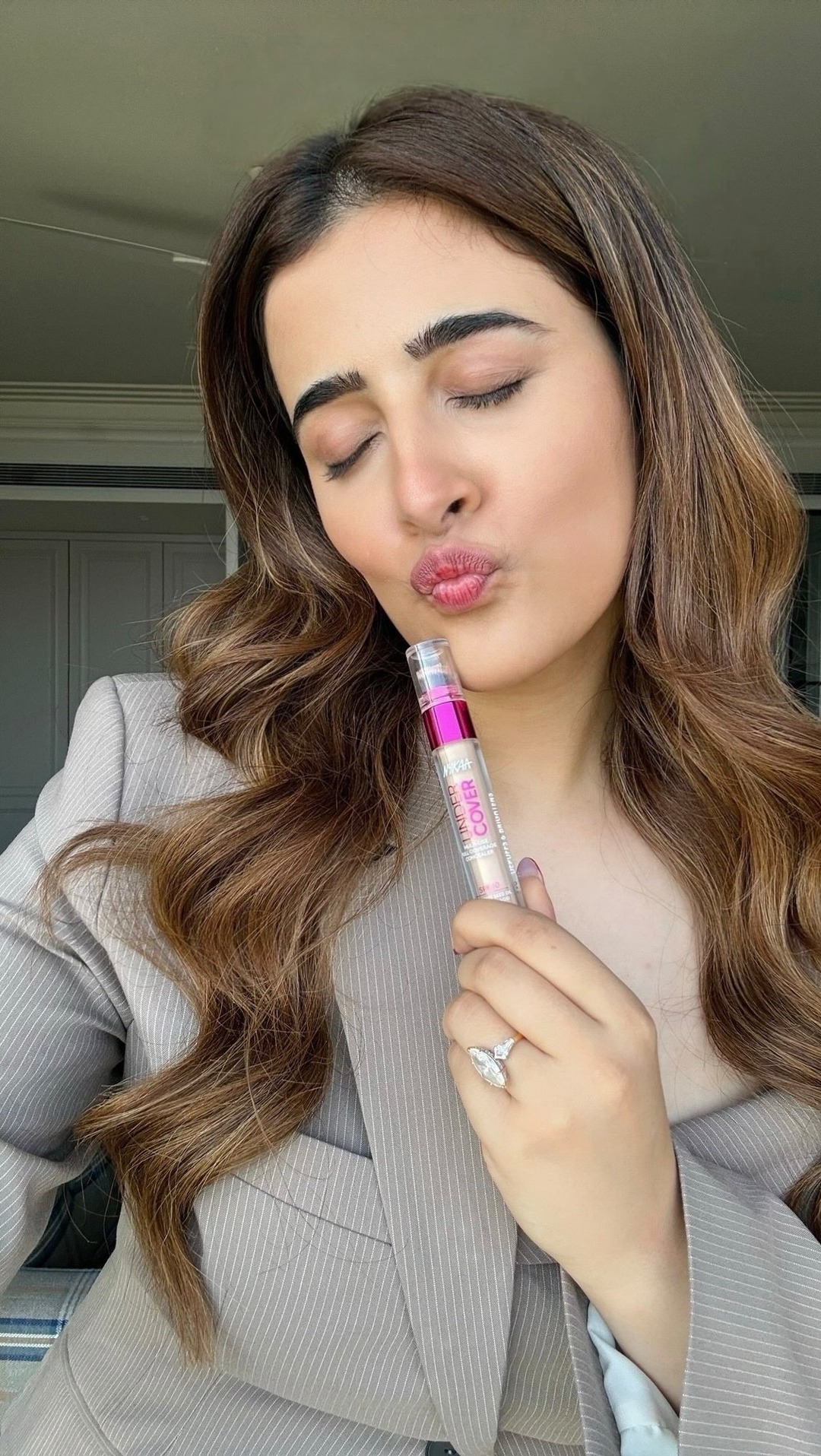 POV : You found a MAGIC concealer that’s so damn affordable!! 😯
@nykaacosmetics NEW undercover concealer 🤌🏻🥹

COMMENT ‘Shade’ and I’ll tell you exactly which shade I’m using here! 😌

#NykaaCosmetics #NykaaBeauty #NykaaCo