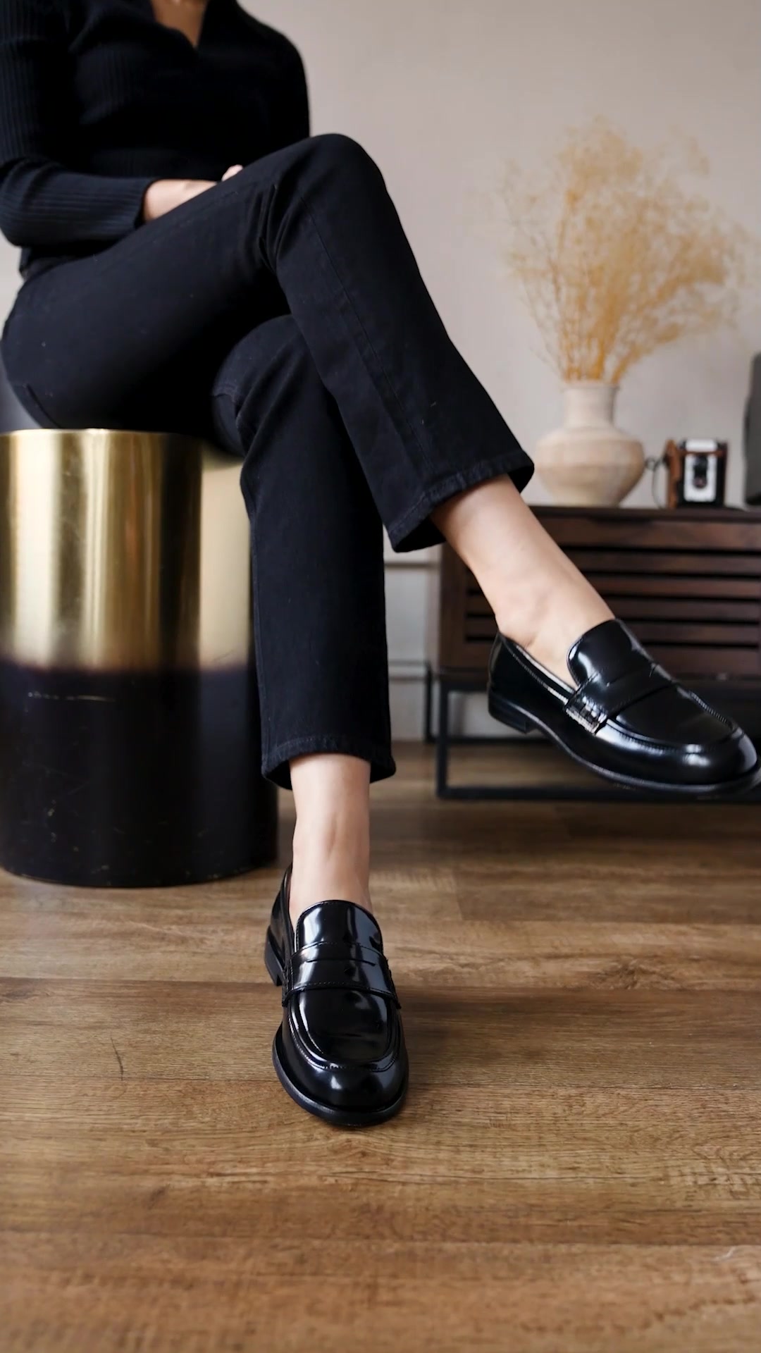 Back in Stock in Limited Quantities!! 😍
🖤 Soft Semi-Patent Leather
🔗 Hand-Stitched Moccasin Toe
📏 Available in a Lug or Platform Sole
📦 Free Shipping, Returns, & Exchanges