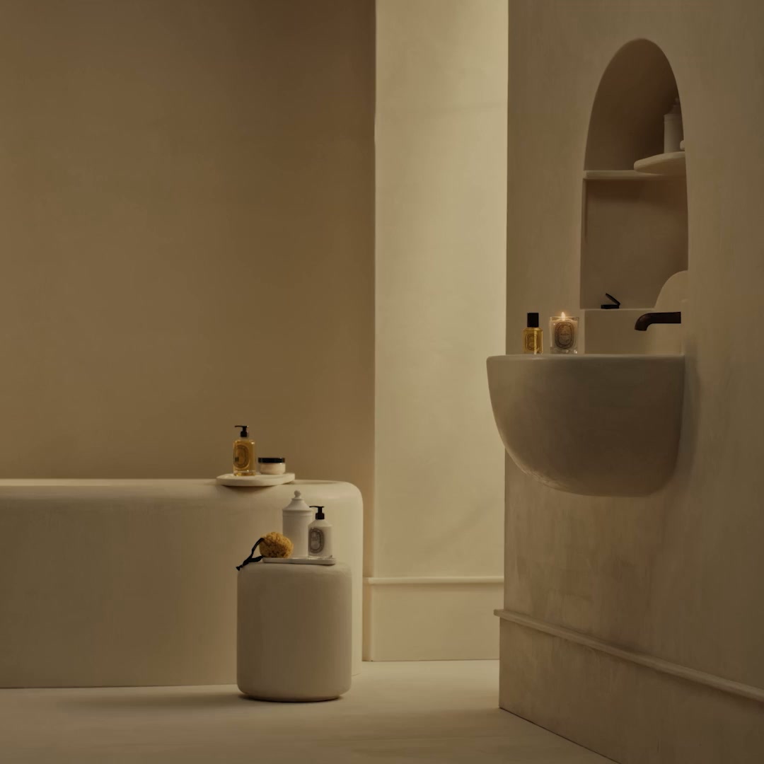 Steam, soft light, silence. Discover a new holistic body care collection inspired by ancient bathing rituals. An invitation to nurture yourself, the moment and the world.