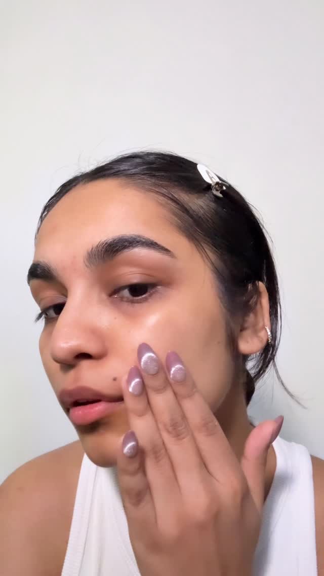 First rule of an effective skincare routine: keep it simple

#ad #beminimalist #minimalistcreators #fyp #explorepage 
[Skincare routine, get unready with me, minimalist, vitamin C serum]