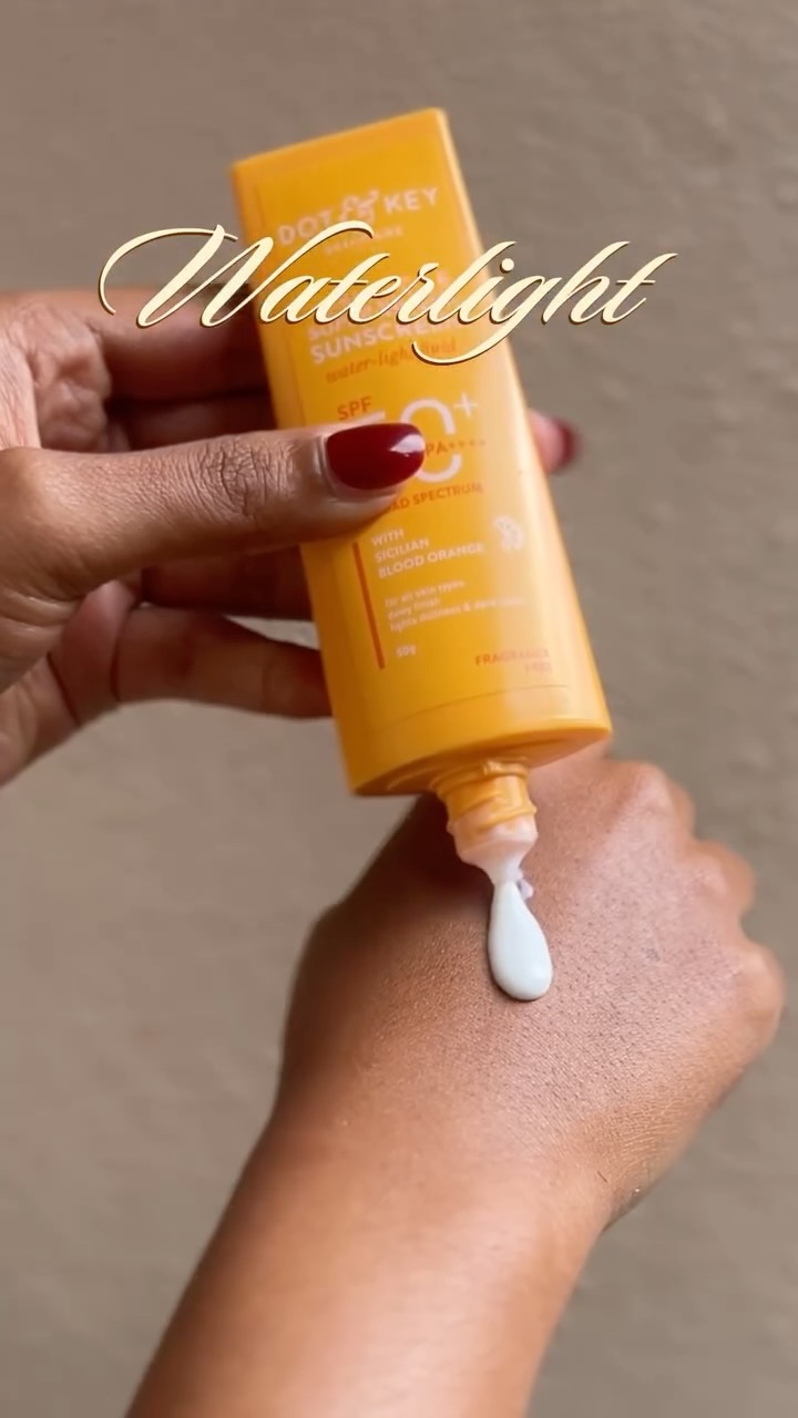I used to skip sunscreen because it felt heavy…
then @dotandkey.skincare Dot & Key’s Vitamin C Sunscreen entered my routine ☀️

No white cast. No greasiness. Just glow + protection

(Reels, skincare, sunscreen, budget fr