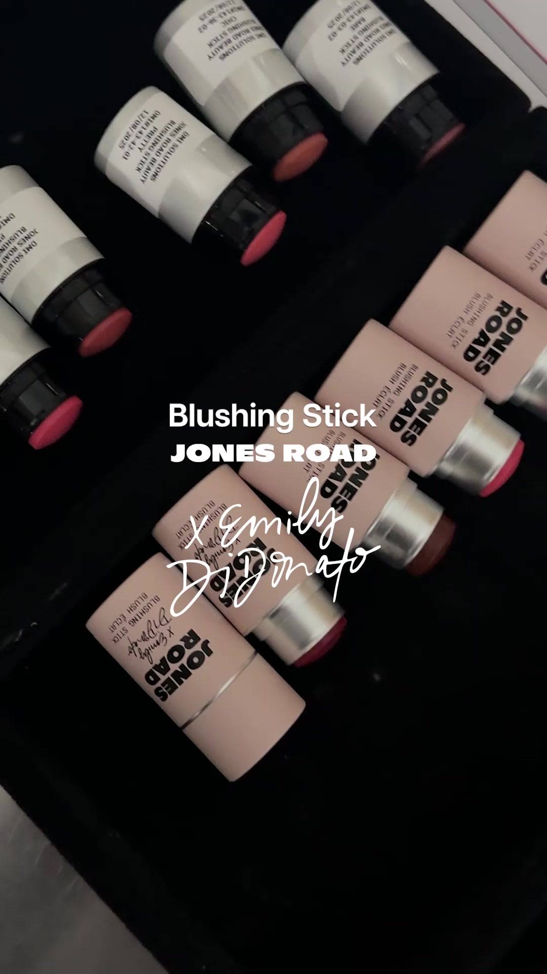 Blushing Stick is a buttery lip and cheek tint that starts light, melts seamlessly into skin, and builds naturally for a happy and healthy flush. Whether you keep it subtle or build it up, your look takes seconds, not mi