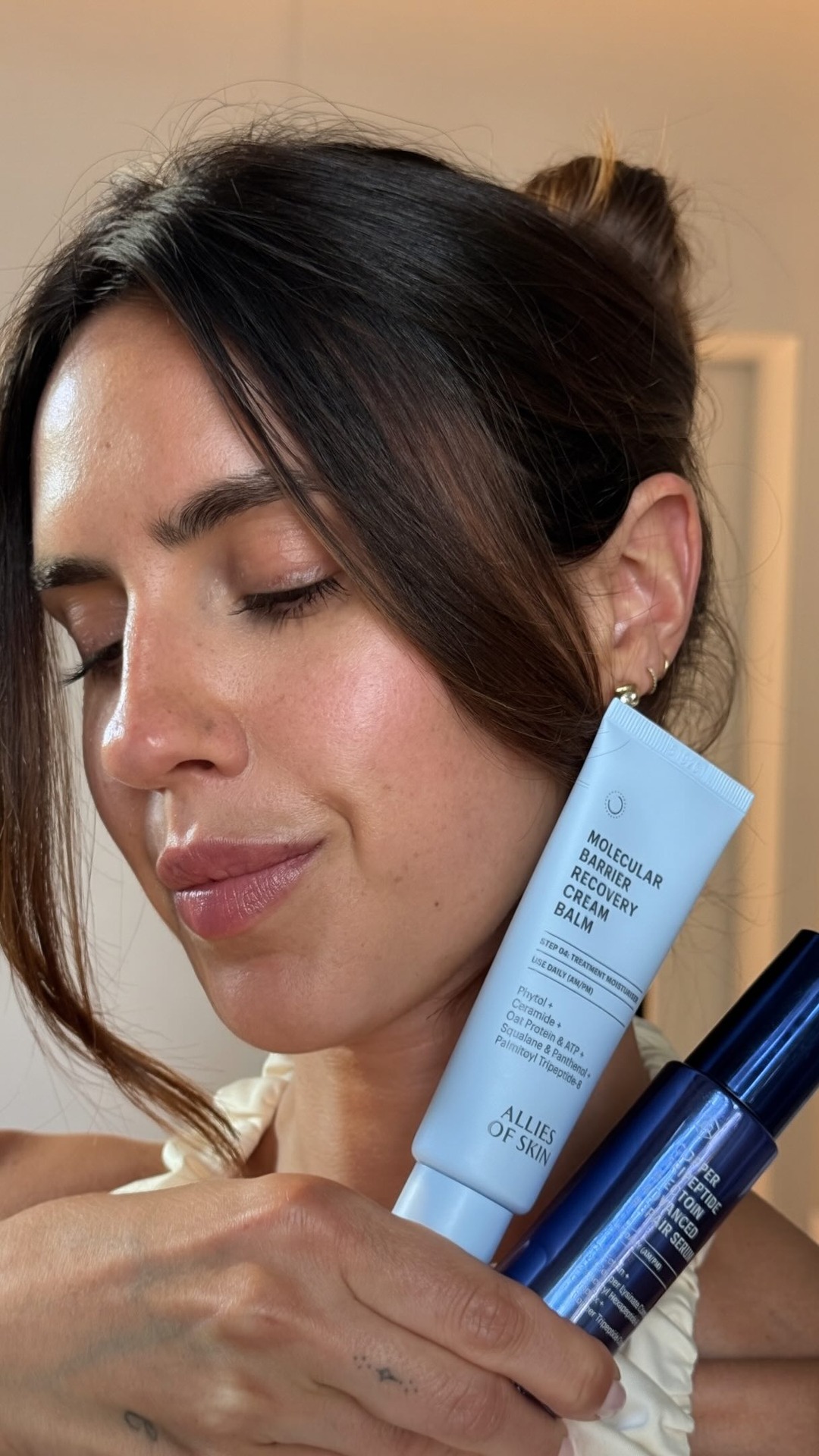 Post-sun care is as essential as pre-sun care.

@chelc.smith reaches for this targeted after-sun routine that cleanses, soothes, and deeply replenishes to help calm exposed skin and support a stronger skin barrier.

Buil